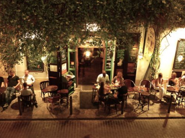 Sentuhan vintage dengan hiasan-hiasan antik